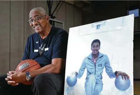  ?? Kin Man Hui / Staff photograph­er ?? Spurs legend George Gervin has warm feelings for his iconic 1978 Nike poster, which, he says, “became part of who I am.”