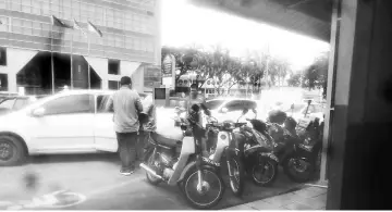  ??  ?? Police lead the suspect (second left) to the Miri Central police station lock-up.