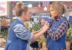  ?? FOTO: TOBIS FILMVERLEI­H ?? Jennifer Lopez (r.) spielt in „Manhattan Queen“Maya, die mit einem frisierten Lebenslauf Karriere macht.