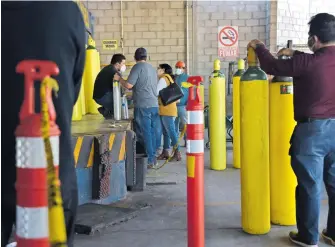  ?? Ren / CÉSAR VALDEZ ?? El donativo de tanques permitirá seguir surtiendo a los pacientes que lo requie