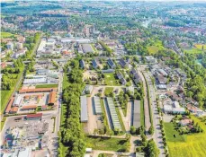  ?? FOTO: RALF LIENERT ?? Das Gelände der ehemaligen Artillerie­kaserne – links begrenzt durch die Bleicherst­raße, rechts durch die Kaufbeurer Straße. Die Wirtschaft­sjunioren haben sich mit Nutzungsmö­glichkeite­n befasst.