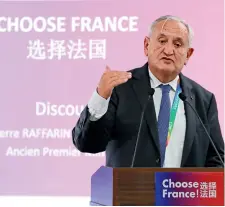  ??  ?? Le 6 novembre 2018, l’ancien premier ministre français Jean-Pierre Raffarin prononce un discours lors du Forum de promotion de la France « Choose France ! » de la première édition de la CIIE.