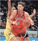  ?? BEN MARGOT/AP ?? Arizona’s Chase Jeter drives against Cal in the second half. Jeter scored a career-high 23 points Saturday.