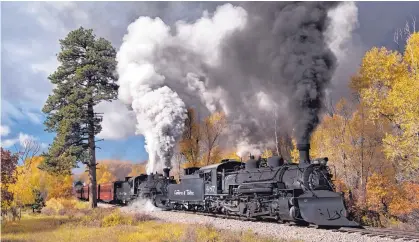  ?? JUSTIN FRANZ/THE WASHINGTON POST ?? A pair of Cumbres &amp; Toltec Scenic steam locomotive­s pull a passenger train near Chama.