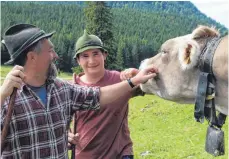  ?? FOTO: FELIX FUTSCHIK ?? Klaus Trenkle und sein Sohn, Kleinhirte Magnus, passen im Himmelreic­h auf der Bärenmoosa­lpe auf 106 Rinder auf.