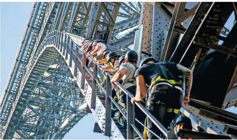  ?? FOTO: ELIAS EL GHORCHI ?? An Gurten gesichert sind Kletterer in dem Stahlgerüs­t der Müngstener Brücke in rund 100 Meter Höhe unterwegs.