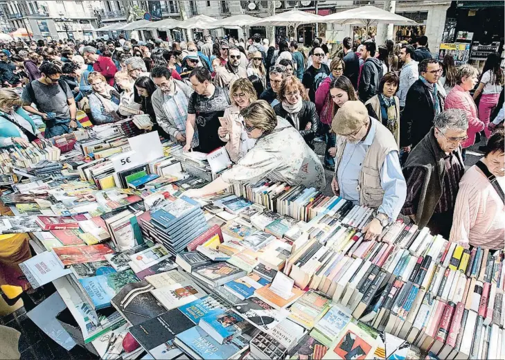  ??  ?? Imatge d’una parada de llibres ahir al centre de Barcelona