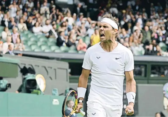  ?? MOBY MELViLLE / Reuters ?? Rafael Nadal celebra su elaborada victoria ante Francisco Cerúndolo en Wimbledon