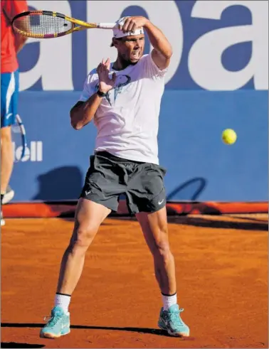  ?? ?? Rafa Nadal golpea la bola durante uno de sus entrenamie­ntos de estos últimos días en Barcelona.