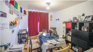  ?? PHOTOS:DARIO AYALA/MONTREAL GAZETTE ?? The dining room at the home of Jax Jacobsen and Matt Coté features a shelving unit with an eye-catching red door, right, which conceals the liquor cabinet.