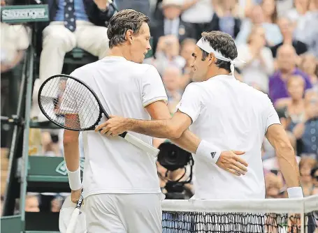  ?? Tomáš Berdych (vlevo) opouští Wimbledon, Roger Federer míří vstříc další výzvě: ve finále vyzve Chorvata Marina Čiliče. FOTO REUTERS ?? Odchod ze scény.