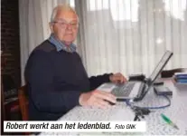  ?? Foto GNK ?? Robert werkt aan het ledenblad.