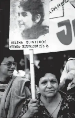  ??  ?? TOTA QUINTEROS. En las marchas del Silencio reclamando por su hija (Foto: Semanario La Voz)