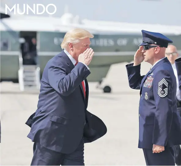  ??  ?? ► El Presidente Donald Trump saluda antes de abordar el Air Force One en Maryland, el 4 de agosto.