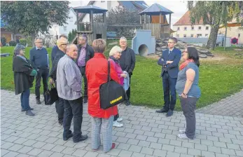  ?? SZ-FOTO: DKD ?? Nachdem der Gemeindera­t die neue Kleingrupp­e besichigt hat, ging es auch noch in den Außenberei­ch.