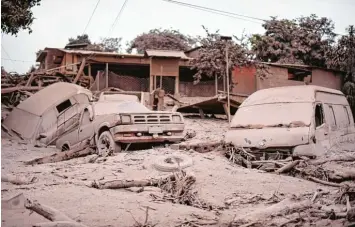  ?? Foto: Johan Ordonez, afp ?? Der Ausbruch des Volcán de Fuego brachte Tod und Verderben über Guatemala. Häuser, Bäume und Straßen waren mit grauer Asche bedeckt. Mindestens 25 Menschen starben.