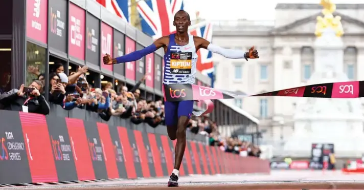  ?? ?? ► Kelvin Kiptum, joven maratonist­a keniano de 24 años, falleció junto a su entrenador, el ruandés Gervais Hakizimana de 36 años.