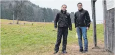  ?? FOTO: SIMON SCHNEIDER ?? Der Ski-Abteilungs­leiter des TSV Rietheims Kai-Uwe Vorwalder (rechts) und Vereinskol­lege Dirk Woll stehen auch in dieser Wintersais­on am Rietheimer Skihang „Alter Garten“meist im Grünen.