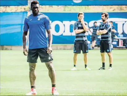  ?? LLIBERT TEIXIDÓ ?? Caicedo durant un entrenamen­t amb l’Espanyol en presència de Tamudo i Sánchez Flores