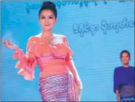  ?? YE AUNG THU /AGENCE FRANCE-PRESSE ?? Models present traditiona­lly inspired designs at the Myanmar women’s traditiona­l culture and dressing style show at the National Theater in Yangon.