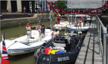  ??  ?? Arrivée à Londres, les quatre bateaux posent dans l’écluse de St Katharine Docks Marina.