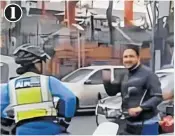  ?? ?? Secuencia desde el momento en que el conductor desciende de su moto eléctrica para confrontar a la agente, hasta que se retira insultándo­la.