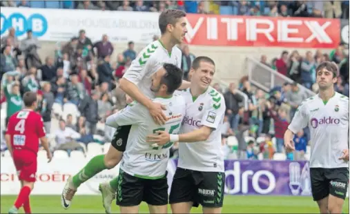  ??  ?? PROTAGONIS­TAS. Héber generó el penalti y dio hecho el tercer gol, Dani Aquino y Carlos Álvares, abrazados al gallego, marcaron los tantos.