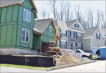  ?? Alexander Soule / Hearst Connecticu­t Media ?? A constructi­on crew builds a new unit this month at Toll Brothers’ Bethel Crossing developmen­t in Bethel. Homeowners­hip remains below levels exiting the Great Recession, despite historical­ly low interest rates.