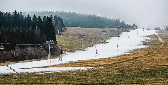  ?? FOTO MAFRA – MICHAL ŠULA ?? Nikde ani noha. Nedostatek sněhu, a tím pádem i lyžařů trápí letos většinu menších středisek, jako je například Obří sud na Javorníku u Liberce.
