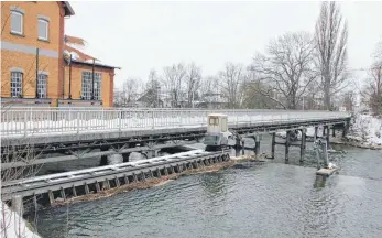  ?? SZ-FOTO: EIS ?? Die Rad- und Fußgängerb­rücke über die Donau muss saniert werden.