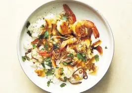  ?? ARMANDO RAFAEL Food styled by Cyd Raftus McDowell/The New York Times ?? Crispy coconut shrimp and shallots. This irresistib­le dish delivers beachside flavors and a riot of contrastin­g textures that makes it fun to eat.