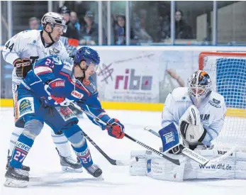  ?? FOTO: FELIX KÄSTLE ?? Kilian Keller und die Towerstars blieben am Sonntag oft am Löwen-Goalie Florian Proske hängen (hinten Pawel Dronia).