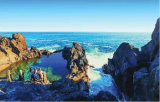  ??  ?? La isla de Tenerife es mucho más que su icónico paisaje del Teide. A la derecha, de arriba abajo: Charco La Laja; la Cueva del Viento y paisaje lunar de Villaflor. En la otra página, de arriba abajo, sendero de los sentidos; vista de la playa de Benijo y panorámica del caserío de Masca