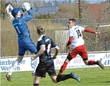  ?? Foto: Ernst Mayer ?? Der Kopfball des Offingers Philipp Schönberge­r (rechts) ist für den Keeper des SV Wörnitzste­in Berg, Martin Müller, kein Pro blem. Am Ende reichte die Leistung der Offinger nicht zum Sieg.