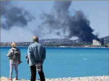  ?? (Photo Frantz Bouton) ?? Hier matin, un impression­nant nuage de fumée noire était visible à des kilomètres à la ronde.