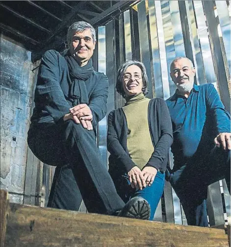  ??  ?? Felicidad. Los arquitecto­s Rafael Aranda, Carme Pigem y Ramon Vilalta, fotografia­dos ayer en su estudio, una vieja fundición de Olot