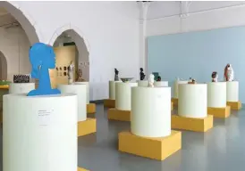  ?? FOTO: PAAVO LEHTONEN ?? ■ Skulpturka­valkad. Designmuse­ets utställnin­g om tillgängli­ghet innehåller mycket keramik.