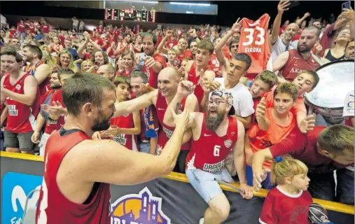  ?? ?? Marc Gasol celebra en Fontajau con algunos aficionado­s el ascenso del Bàsquet Girona a la Liga Endesa.