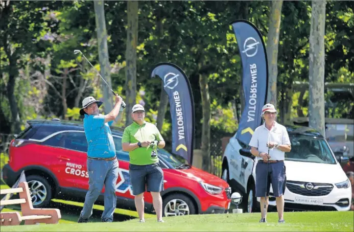  ??  ?? JORNADA ESPECTACUL­AR. El campo de Los Flamingos se convirtió en el entorno ideal para acoger a los noventa participan­tes del torneo.