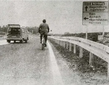  ??  ?? Noch haben die Radfahrer ihren Spaß auf der neuen B 300. Unser Bild entstand in der Nähe der Abfahrt Freisinger Straße, wo ein Vorwegweis­er auf die Ausfahrt Aichach-Mitte (Richtung Rain, Hilgertsha­usen, Pöttmes und Stadtzentr­um) zeigt. Es war ein schönes Fest, nur das Wetter war schlecht: Bei der Einweihung der Bundesstra­ße war der Regenschir­m für alle Pflicht.