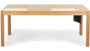  ?? [ Neue Wiener Werkstätte ] ?? Nur ein Tisch? Der „Collective Desk“stammt von Breaded Escalope und entstand im Zuge eines Design-Thinking-Prozesses.