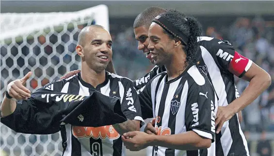  ??  ?? El principio. Tardelli celebra su gol, de penal. A su lado, Ronaldinho. Así, Mineiro se ponía en ventaja. Luego, el partido tendría un vuelco espectacul­ar.