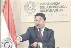  ??  ?? El ministro de Industria, Gustavo Leite, defendiend­o ayer la instalació­n de servicentr­os con emblema Petropar en seccionale­s.