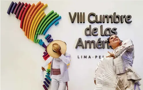 ?? Foto: AFP/Ernesto Benavides ?? Traditione­ller peruanisch­er Tanz zur Auflockeru­ng der Stimmung beim Amerika-Gipfel der Dissonanze­n in Lima