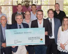  ?? ANTON JORDAAN ?? A donation of R1 million was handed over to the vice-chancellor of Stellenbos­ch University, Professor Wim de Villiers (front row, second from left), by executive committee members of the South African Meat Processors Associatio­n (Sampa). It will further the work done by the Centre for Food Safety, led by Professor Pieter Gouws (front, left).|