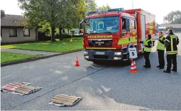  ?? Foto: Armin Schmid ?? Wie lenkt man ein Feuerwehrf­ahrzeug dieser Größe richtig und sicher durch die Straßen? In Altenstadt wurde zum Beispiel der Fahrspurwe­chsel über eine Schlauchbr­ücke geübt. Unser Bild zeigt Mitglieder der Feuerwehr Thalfingen.