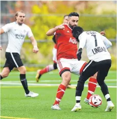  ?? FOTO: GÜNTER KRAM ?? Die dritte Saisonnied­erlage in der A2 muss die SpVgg Lindau (rechts am Ball: Musa Gaye) hinnehmen.