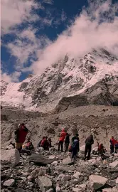  ??  ?? Un gruppo di alpinisti al campo base dell’Everest