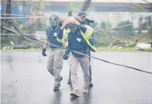  ??  ?? UNA PESADILLA.
Se estima que en la barriada Juana Matos se perdió el 80 por ciento de las 457 casas de la zona.