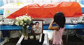  ?? LIEZLE BASA IÑIGO ?? MISS NA KITA AGAD, PAPA! Umiiyak ang apat na taong gulang na babae, ang bunsong naulila ni retired M/Sgt. Julio Pasaoa, sa burol ng dating sundalo sa Bgy. Bari, Mangaldan, Pangasinan.